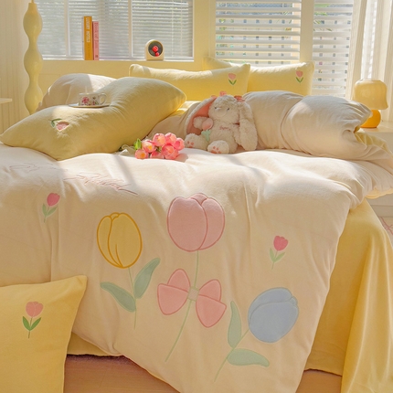 91家纺网 家纺一手货源 找家纺 （总）灰鲸 2025新款高克重牛奶绒大版郁金香花朵贴布绣四件套