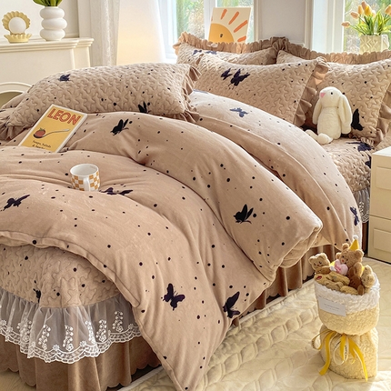 91家纺网 家纺一手货源 找家纺 （总）提花大世界 2025直播爆款高克重牛奶绒印花夹棉蕾丝花边床盖床裙单件三件四件套