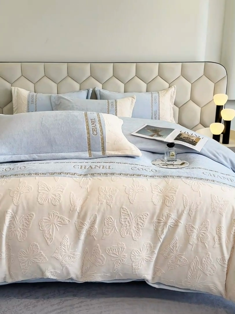 91家纺网 家纺一手货源 找家纺 宅家居 2024新款雕花拼接刺绣全消光A类高克重牛奶绒四件套-蝶之舞系列 蝶之舞-淡蓝