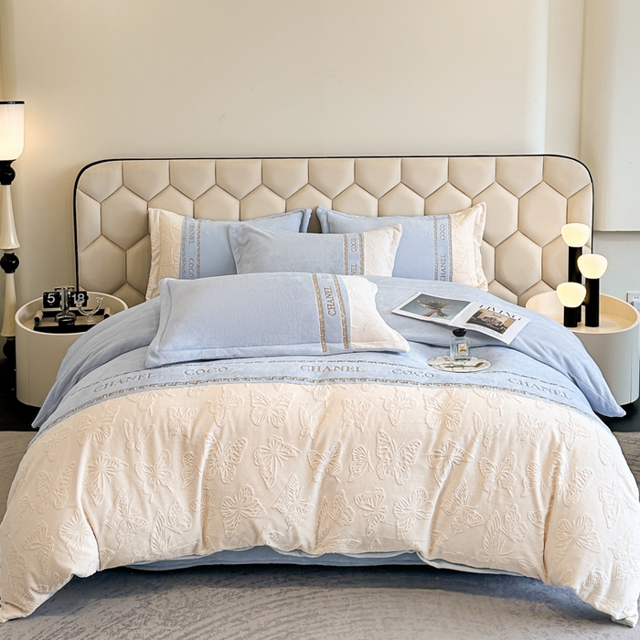 91家纺网 家纺一手货源 找家纺 宅家居 2024新款雕花拼接刺绣全消光A类高克重牛奶绒四件套-蝶之舞系列 蝶之舞-淡蓝