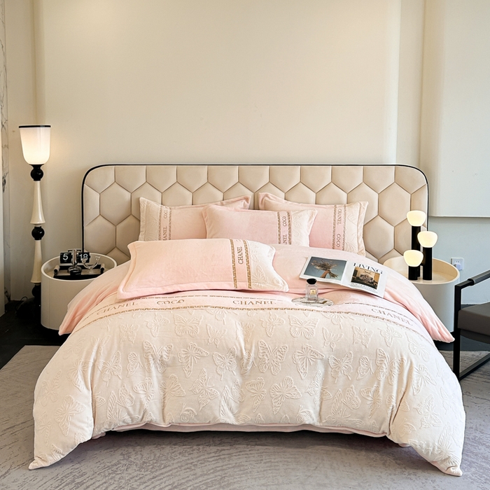 91家纺网 家纺一手货源 找家纺 宅家居 2024新款雕花拼接刺绣全消光A类高克重牛奶绒四件套-蝶之舞系列 蝶之舞-粉玉