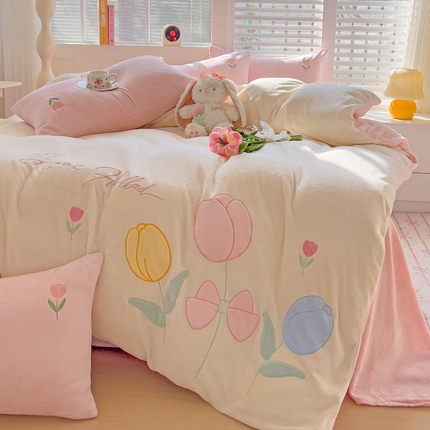 91家纺网 家纺一手货源 找家纺 （总）灰鲸 2025新款高克重牛奶绒大版郁金香花朵贴布绣四件套