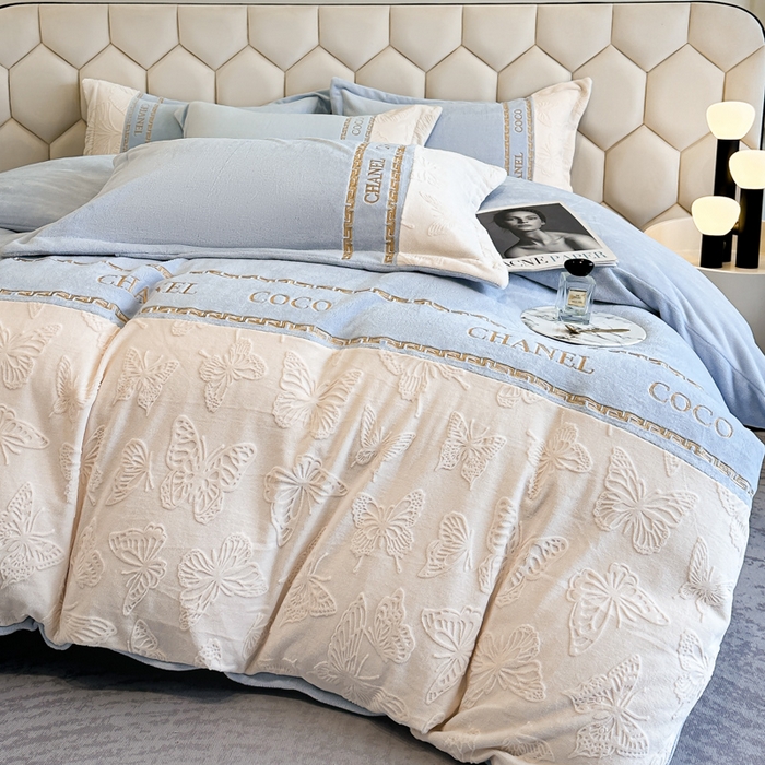 91家纺网 家纺一手货源 找家纺 宅家居 2024新款雕花拼接刺绣全消光A类高克重牛奶绒四件套-蝶之舞系列 蝶之舞-淡蓝