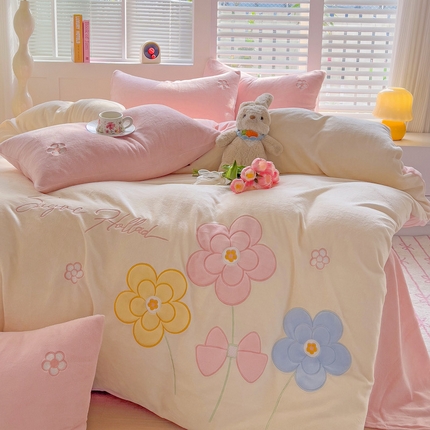 91家纺网 家纺一手货源 找家纺 （总）灰鲸 2025新款高克重牛奶绒大版郁金香花朵贴布绣四件套