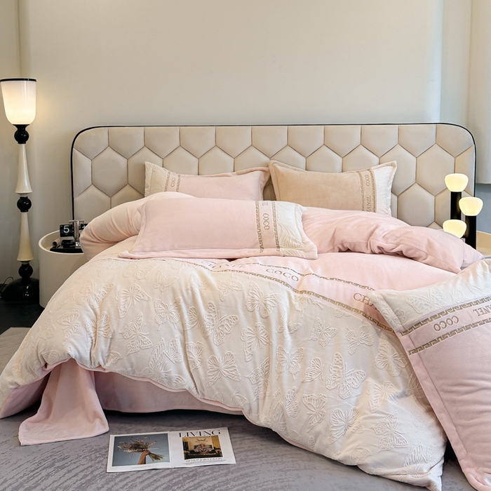 91家纺网 家纺一手货源 找家纺 宅家居 2024新款雕花拼接刺绣全消光A类高克重牛奶绒四件套-蝶之舞系列 蝶之舞-粉玉