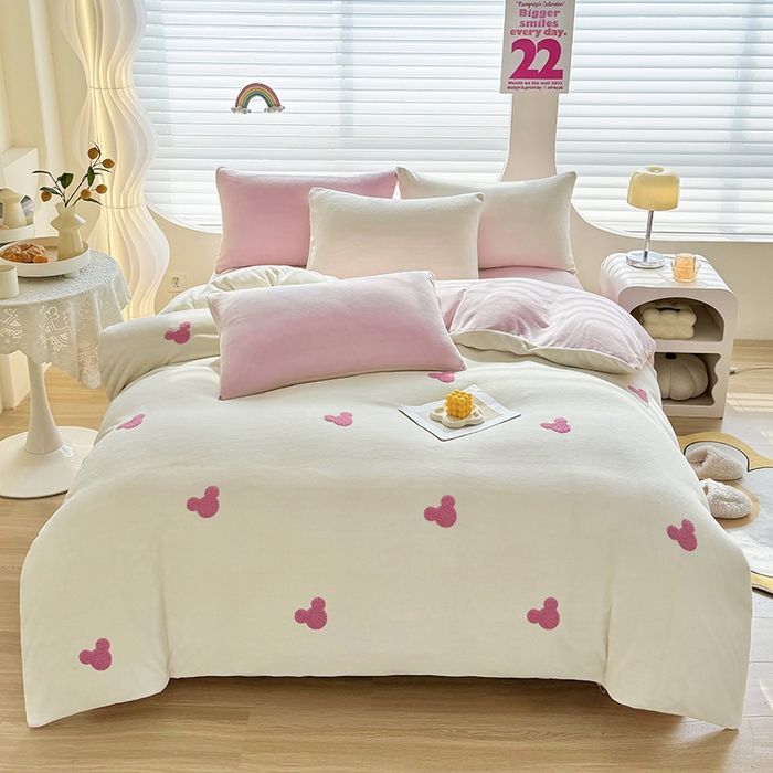 91家纺网 家纺一手货源 找家纺 满羽家纺 2024爆款冬季加厚毛巾绣牛奶绒四件套可爱熊-奶白粉