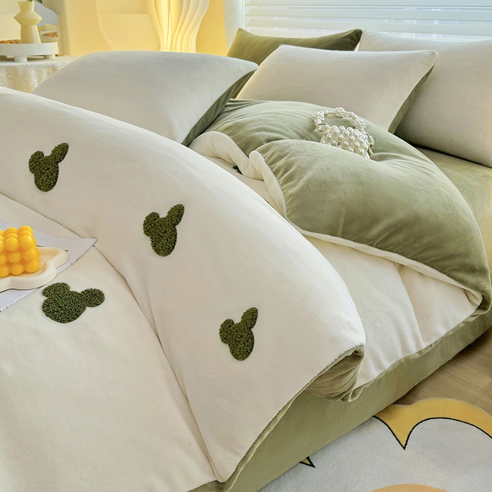 91家纺网 家纺一手货源 找家纺 满羽家纺 2024爆款冬季加厚毛巾绣牛奶绒四件套可爱熊-奶白绿