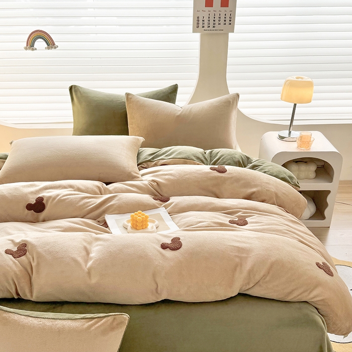 91家纺网 家纺一手货源 找家纺 满羽家纺 2024爆款冬季加厚毛巾绣牛奶绒四件套可爱熊-奶咖绿