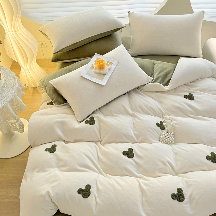 91家纺网 家纺一手货源 找家纺 满羽家纺 2024爆款冬季加厚毛巾绣牛奶绒四件套可爱熊-奶白绿