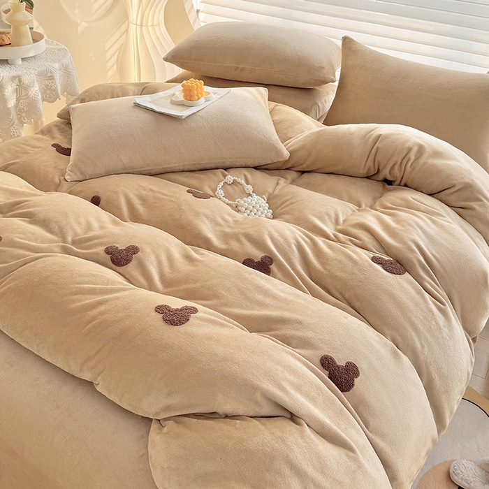 91家纺网 家纺一手货源 找家纺 满羽家纺 2024爆款冬季加厚毛巾绣牛奶绒四件套可爱熊-奶咖