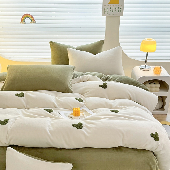 91家纺网 家纺一手货源 找家纺 满羽家纺 2024爆款冬季加厚毛巾绣牛奶绒四件套可爱熊-奶白绿