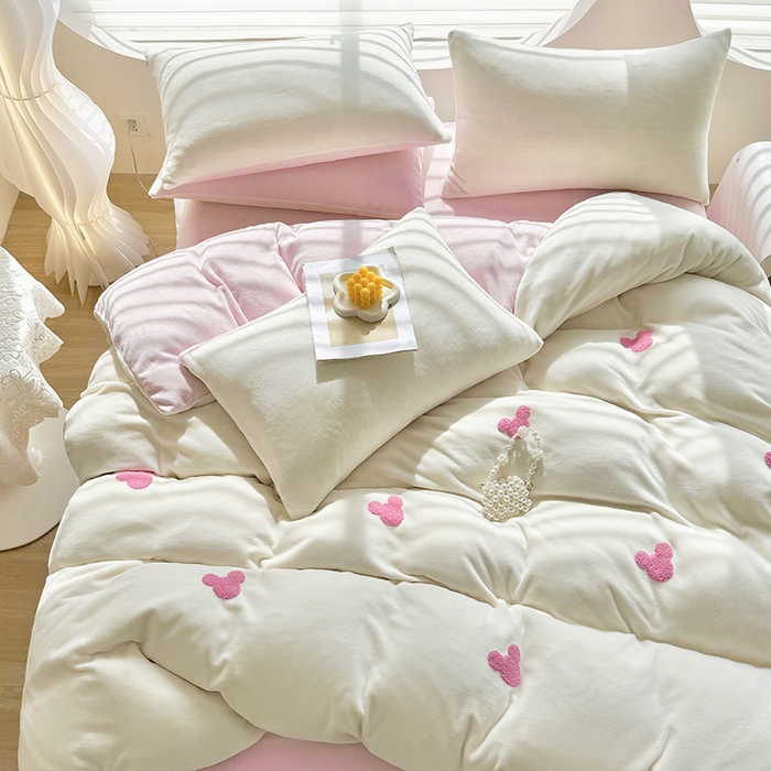 91家纺网 家纺一手货源 找家纺 满羽家纺 2024爆款冬季加厚毛巾绣牛奶绒四件套可爱熊-奶白粉