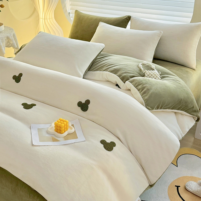 91家纺网 家纺一手货源 找家纺 满羽家纺 2024爆款冬季加厚毛巾绣牛奶绒四件套可爱熊-奶白绿