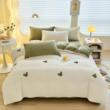 91家纺网 家纺一手货源 找家纺 满羽家纺 2024爆款冬季加厚毛巾绣牛奶绒四件套可爱熊-奶白绿