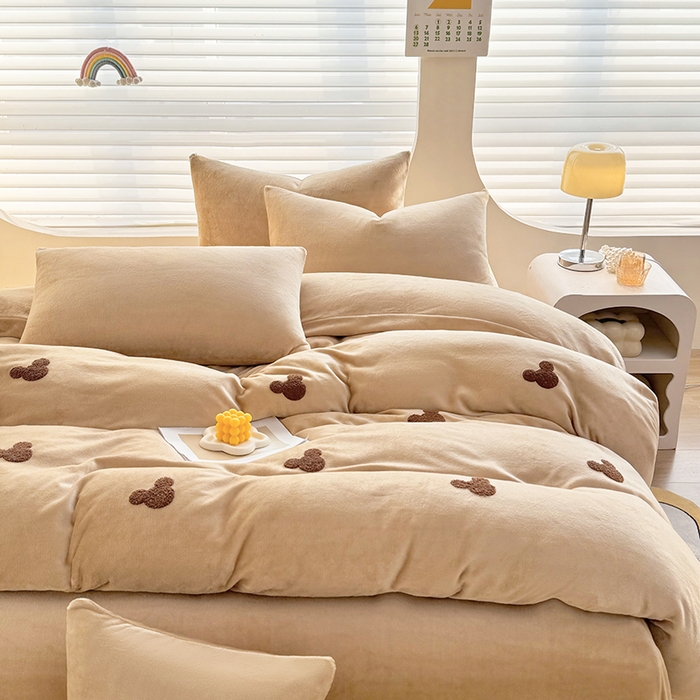 91家纺网 家纺一手货源 找家纺 满羽家纺 2024爆款冬季加厚毛巾绣牛奶绒四件套可爱熊-奶咖