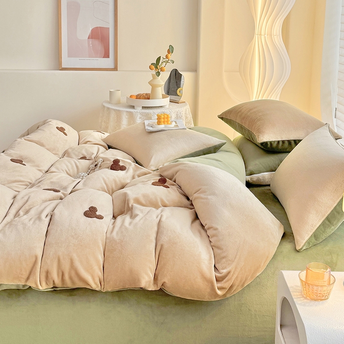 91家纺网 家纺一手货源 找家纺 满羽家纺 2024爆款冬季加厚毛巾绣牛奶绒四件套可爱熊-奶咖绿