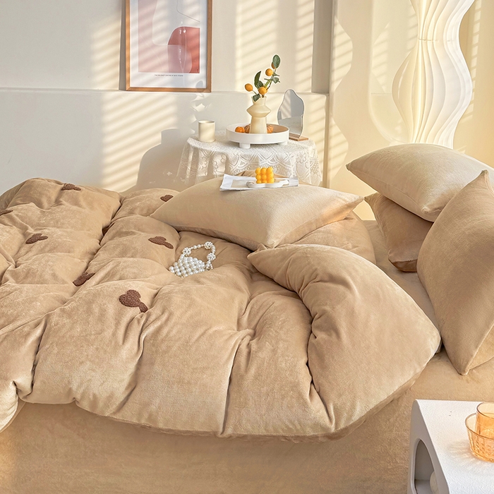 91家纺网 家纺一手货源 找家纺 满羽家纺 2024爆款冬季加厚毛巾绣牛奶绒四件套可爱熊-奶咖