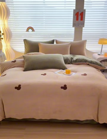 91家纺网 家纺一手货源 找家纺 满羽家纺 2024爆款冬季加厚毛巾绣牛奶绒四件套可爱熊-奶咖绿