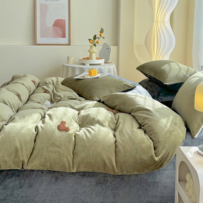 91家纺网 家纺一手货源 找家纺 满羽家纺 2024爆款冬季加厚毛巾绣牛奶绒四件套可爱熊-绿雅灰