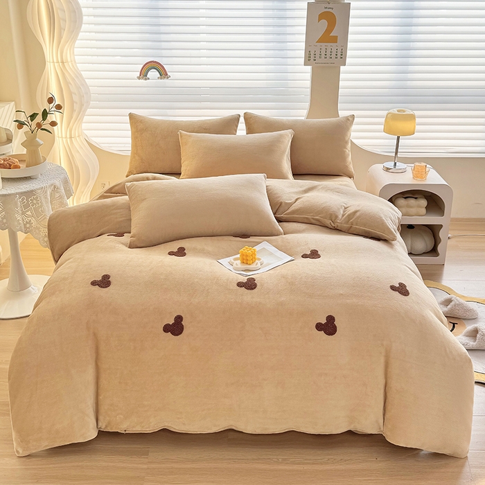 91家纺网 家纺一手货源 找家纺 满羽家纺 2024爆款冬季加厚毛巾绣牛奶绒四件套可爱熊-奶咖