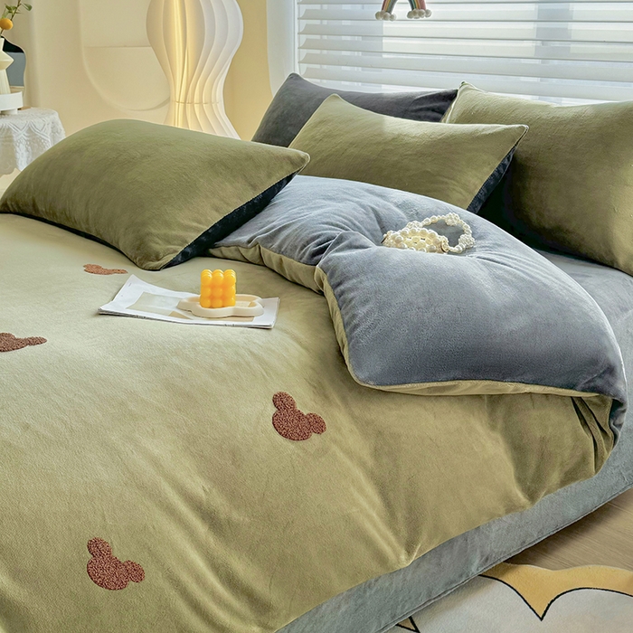 91家纺网 家纺一手货源 找家纺 满羽家纺 2024爆款冬季加厚毛巾绣牛奶绒四件套可爱熊-绿雅灰