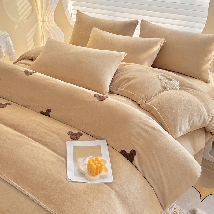 91家纺网 家纺一手货源 找家纺 满羽家纺 2024爆款冬季加厚毛巾绣牛奶绒四件套可爱熊-奶咖