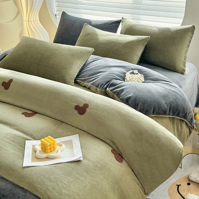 91家纺网 家纺一手货源 找家纺 满羽家纺 2024爆款冬季加厚毛巾绣牛奶绒四件套可爱熊-绿雅灰