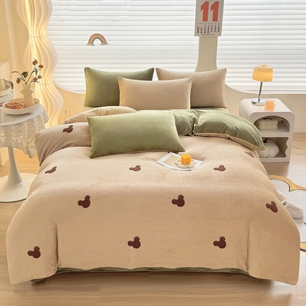 91家纺网 家纺一手货源 找家纺 满羽家纺 2024爆款冬季加厚毛巾绣牛奶绒四件套可爱熊-奶咖绿