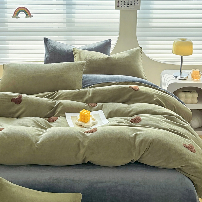 91家纺网 家纺一手货源 找家纺 满羽家纺 2024爆款冬季加厚毛巾绣牛奶绒四件套可爱熊-绿雅灰