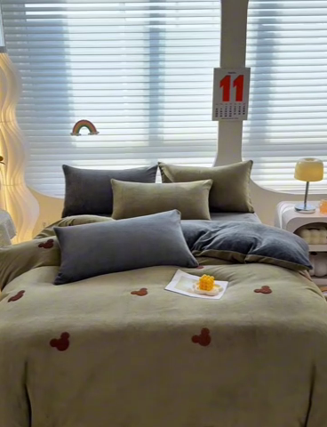 91家纺网 家纺一手货源 找家纺 满羽家纺 2024爆款冬季加厚毛巾绣牛奶绒四件套可爱熊-绿雅灰