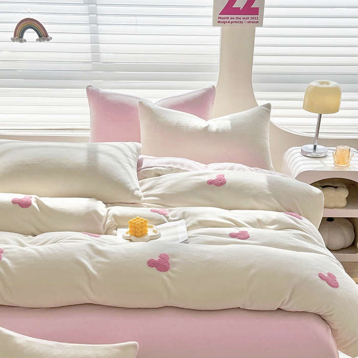 91家纺网 家纺一手货源 找家纺 满羽家纺 2024爆款冬季加厚毛巾绣牛奶绒四件套可爱熊-奶白粉