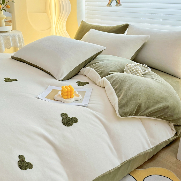 91家纺网 家纺一手货源 找家纺 满羽家纺 2024爆款冬季加厚毛巾绣牛奶绒四件套可爱熊-奶白绿