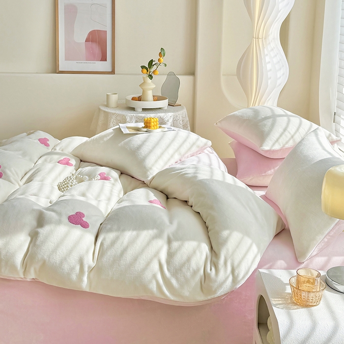 91家纺网 家纺一手货源 找家纺 满羽家纺 2024爆款冬季加厚毛巾绣牛奶绒四件套可爱熊-奶白粉