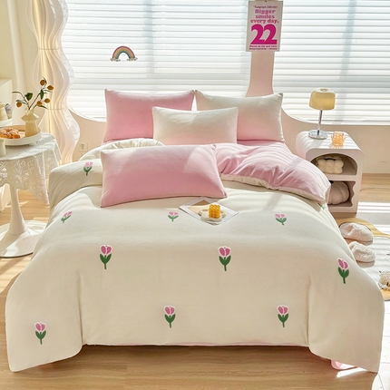 91家纺网 家纺一手货源 找家纺 满羽家纺 2024爆款冬季加厚毛巾绣牛奶绒四件套郁金香-奶白粉