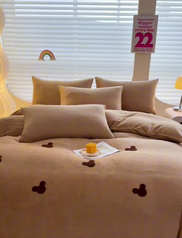 91家纺网 家纺一手货源 找家纺 满羽家纺 2024爆款冬季加厚毛巾绣牛奶绒四件套可爱熊-奶咖