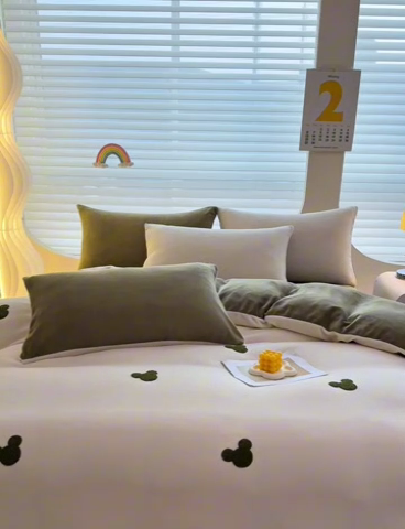 91家纺网 家纺一手货源 找家纺 满羽家纺 2024爆款冬季加厚毛巾绣牛奶绒四件套可爱熊-奶白绿