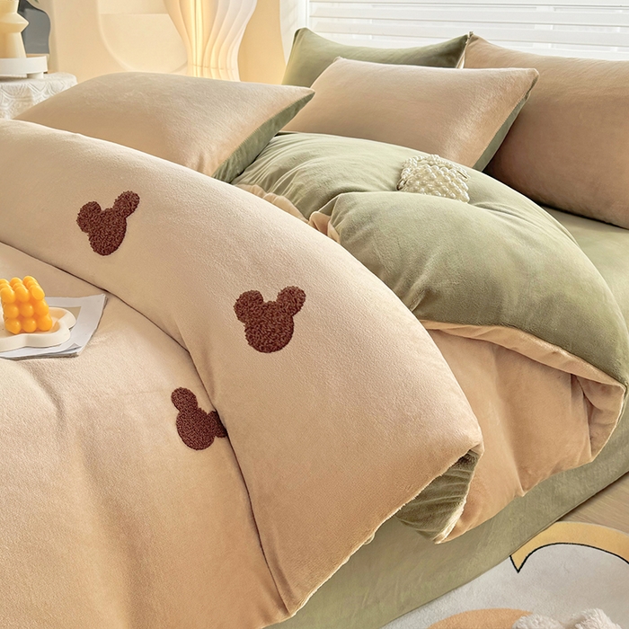 91家纺网 家纺一手货源 找家纺 满羽家纺 2024爆款冬季加厚毛巾绣牛奶绒四件套可爱熊-奶咖绿