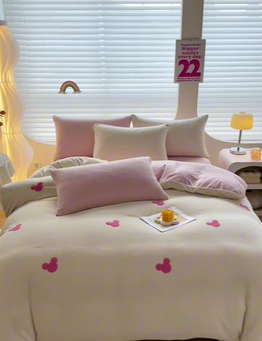 91家纺网 家纺一手货源 找家纺 满羽家纺 2024爆款冬季加厚毛巾绣牛奶绒四件套可爱熊-奶白粉