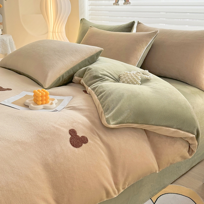 91家纺网 家纺一手货源 找家纺 满羽家纺 2024爆款冬季加厚毛巾绣牛奶绒四件套可爱熊-奶咖绿