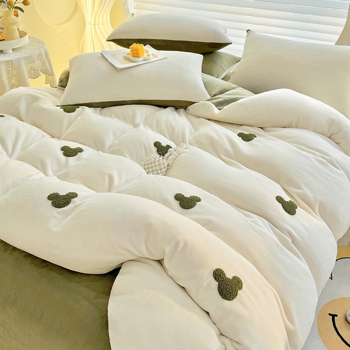 91家纺网 家纺一手货源 找家纺 满羽家纺 2024爆款冬季加厚毛巾绣牛奶绒四件套可爱熊-奶白绿