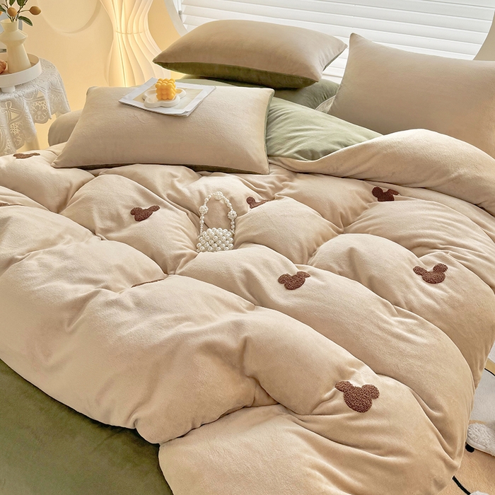 91家纺网 家纺一手货源 找家纺 满羽家纺 2024爆款冬季加厚毛巾绣牛奶绒四件套可爱熊-奶咖绿