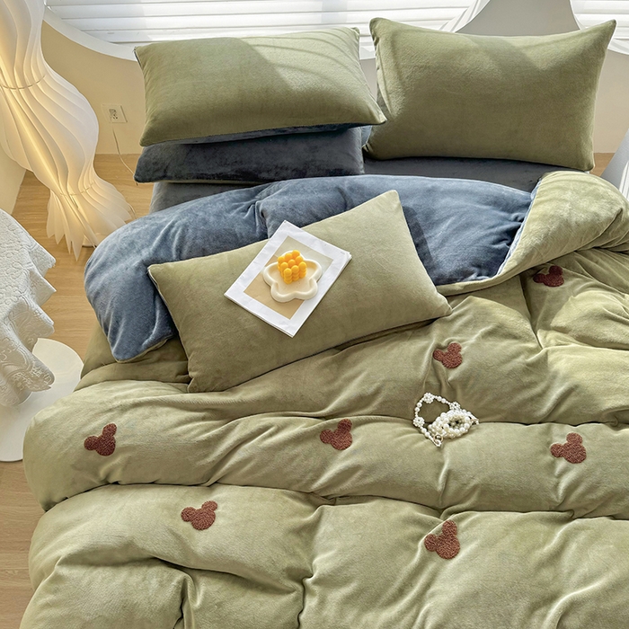 91家纺网 家纺一手货源 找家纺 满羽家纺 2024爆款冬季加厚毛巾绣牛奶绒四件套可爱熊-绿雅灰