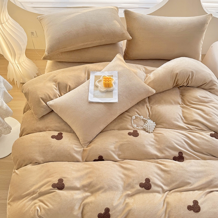 91家纺网 家纺一手货源 找家纺 满羽家纺 2024爆款冬季加厚毛巾绣牛奶绒四件套可爱熊-奶咖