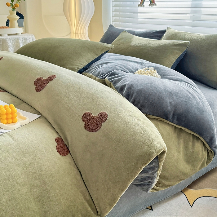 91家纺网 家纺一手货源 找家纺 满羽家纺 2024爆款冬季加厚毛巾绣牛奶绒四件套可爱熊-绿雅灰