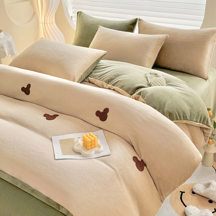 91家纺网 家纺一手货源 找家纺 满羽家纺 2024爆款冬季加厚毛巾绣牛奶绒四件套可爱熊-奶咖绿