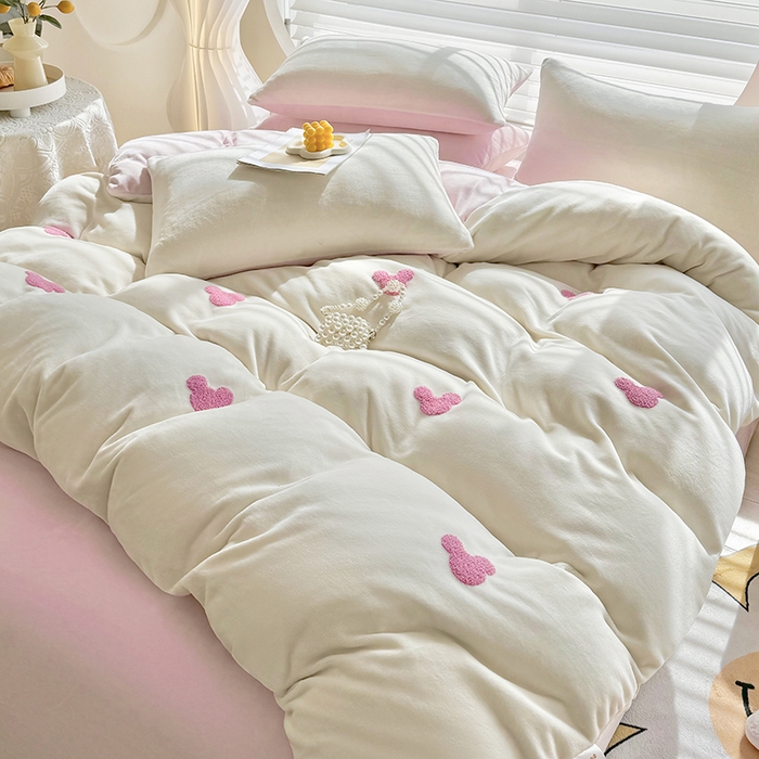 91家纺网 家纺一手货源 找家纺 满羽家纺 2024爆款冬季加厚毛巾绣牛奶绒四件套可爱熊-奶白粉