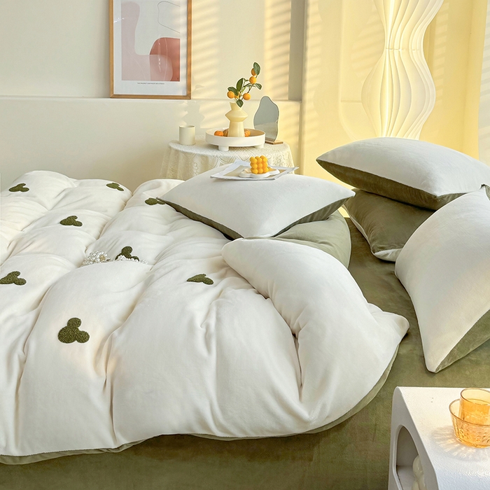 91家纺网 家纺一手货源 找家纺 满羽家纺 2024爆款冬季加厚毛巾绣牛奶绒四件套可爱熊-奶白绿