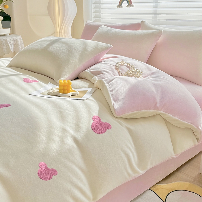 91家纺网 家纺一手货源 找家纺 满羽家纺 2024爆款冬季加厚毛巾绣牛奶绒四件套可爱熊-奶白粉