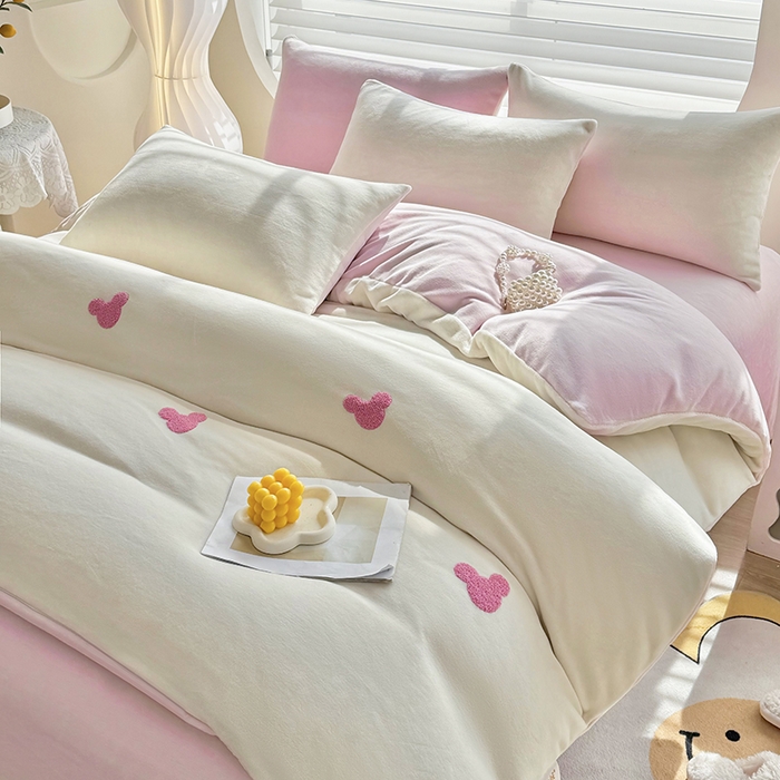 91家纺网 家纺一手货源 找家纺 满羽家纺 2024爆款冬季加厚毛巾绣牛奶绒四件套可爱熊-奶白粉