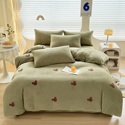 91家纺网 家纺一手货源 找家纺 满羽家纺 2024爆款冬季加厚毛巾绣牛奶绒四件套可爱熊-绿